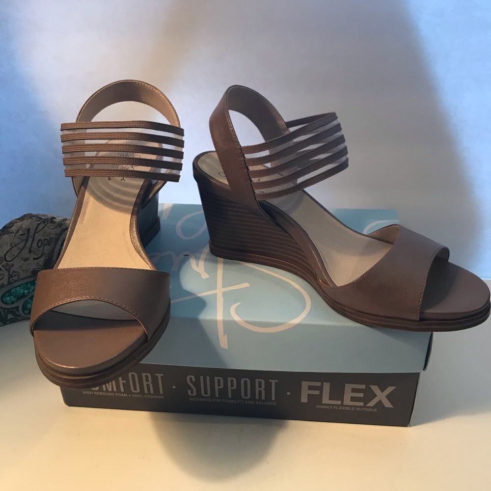 NIB Life Stride stretch ankle strap wedge sandals 8W